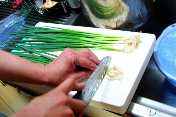 Sebzeleri yeniden yetitirin: Garip ama doru. Taze soanlar beyaz ularndan yeniden karlar. Bu soanlar bir bardak suyun iine yerletirin ve biraz gne  almasn salayn. Srekli taze soannz olmas iin birka gnde bir yeil ularn krpn.