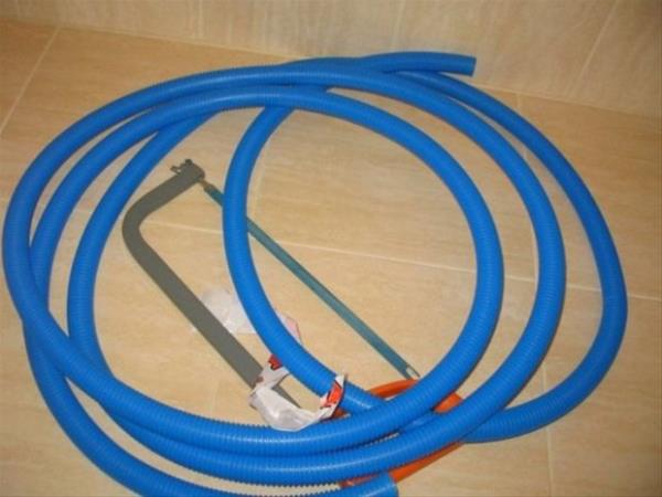 <p>40 liraya banyosunu saunaya evirdi</p>    Rusya'da bir kii ald 3 adet hortum ve su stcs yardmyla banyosunu sauna haline getirdi.