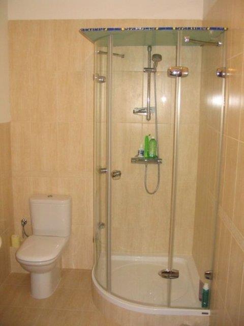 Istcya ve hortumlara toplamda 40 lira deyen Rus adam kurduu dzenek sayesinde kendi evinde sauna keyfi yayor.