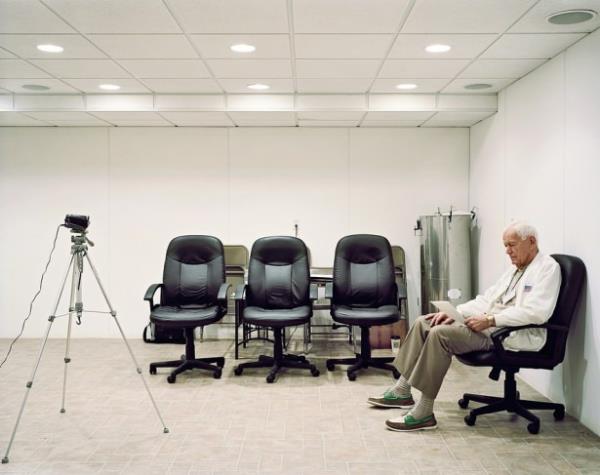 Ancak ilk kez Neil R. Jones 30'larda yazd bir romanda insanlarn dondurulmasndan sz ediyordu. nl fiziki Robert C. W. Ettinger da 1964'de yaymlanan "Olumsuzluk htimali" adl kitabnda insanlarn gelecek yllarda canlandrlmak zere dondurulmas fikrinin akla yatkn olduunu ileri sryordu.