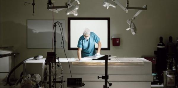 Hcre evresindeki yalarn buzdolabnda kalm birka gnlk yalar gibi burumamas iin de hasta ii sv nitrojen dolu byk metal silindirler ierisinde, eksi 196 derecede korunuyor.