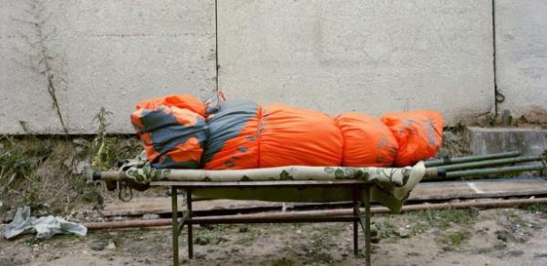 Tm dnyadan yzlerce cansz vcut, ii sv nitrojen dolu byk metal silindirler ierisinde, eksi 196 derecede, tbbn ilerleyip kendilerini yeniden diriltecei gn bekliyor.