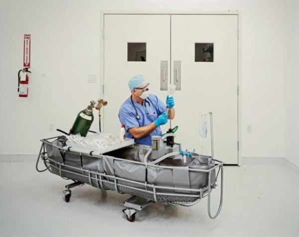 l beden nce buz kalplaryla soutuluyor ve gs kafesi alarak vcuttaki kan damarlardan ekiliyor.