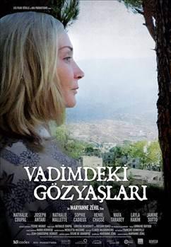 <p>VADMDEK GZYALARI</p>    Kanadal bir gazeteci olan Marie, sava sonras madurlarn hikayelerini toplayan bir yayncdr. Bir gn kimin tarafndan gnderildii belli olmayan bir zarf alr. Zarfn iindeyse Lbnan'da mlteci kampnda bytlm Filistinli Ali hakknda bir belge vardr. Zarfn ieriini renmek isteyen Marie, ofiste alan boyac Lbnanl Joseph'ten yardm ister. Joseph yardm etmeyi kabul eder ve aralarnda farkl bir iliki doar. Fakat Joseph birden bire ortadan kaybolur ve Marie gemite arayna yalnz bana devam eder.