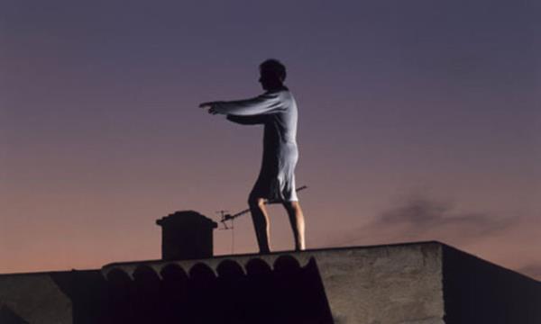 <b>4. Uyurgezerlik:</b> Uyurgezerlik; REM davran bozukluunun en son noktas olarak grlebilir. Kiiler uyku srasnda kollarn ve bacaklarn hareket ettirmek yerine ayaa kalkp yrmeye balar ve normal fiziksel hareketler gerekletirir.