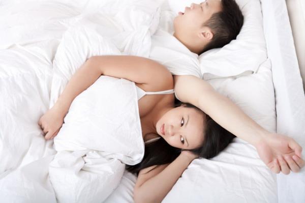 Bu aamada rya srasnda gzler gz kapaklarnn altnda ok hzl hareket eder. Bu aamada vcut genelde tamamen hareketsizdir. REM davran bozukluunda kiiler sklkla kabus grdkleri srada ryann akna gre hareket eder.