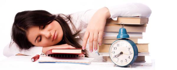 Gnlk hayatta ar bitkinlik ve aniden bastran uyku narkolepsinin belirtileridir. Narkolepsi iin henz bir tedavi bulunamamasna ramen kontrol altna alnmas mmkndr.