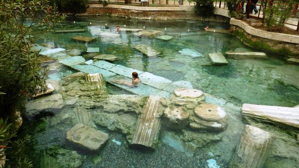 Pamukkale?de antik havuzda yzn.