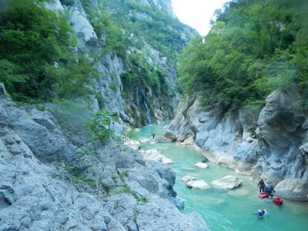 Kastamonu'da bulunan Valla Kanyonu?nu gemek.