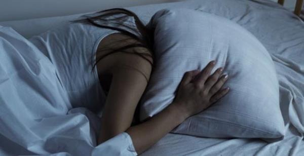 Pazar gecesi geldiinde, i saatiniz bozulduu iin normal haftalk dzeninizi yeniden ayarlamak zorlayor ve "merhaba pazar gecesi uykusuzluu" diyorsunuz.