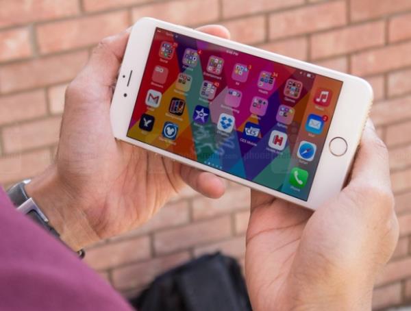 <p><b>OS 8'N EKRAN ALANI ALIMASI N MANZARA MODU</b></p>  Byk ekran Android'li phablet akll telefonunuzu evirerek manzara modunda ana ekran ve menleri gezmeyi deneyin. Tabii ki yapamazsnz! Bunun iin nc parti bir uygulama indirip kurmanz gerekiyor ama o da her zaman gvenilir bir zm deil.  Apple ise iPhone 6 Plus ile bu zellii yerleik olarak sunuyor. Yani telefonunuzu yan evirerek internet zerinde gezineceiniz gibi telefonunuzun iindeki men ve uygulamalar da bu ekilde kullanabilirsiniz.