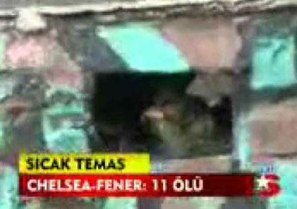 Reji ekrana yansttklar grntyle bir ilki baarr. Ellerinde tfekler, mevzi alm, iki Trk askeri, altta yaz: ?Scak Temas: Chealsea-Fenerbahe: 11 l?