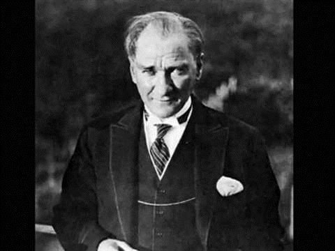 <p><b>Atatrk:</b></p>    Askerlik yaamna am'da balayan ve ilk olarak buradaki ayaklanmalar sonucu gerilla tipi savalar konusunda deneyim kazanan Mustafa Kemal, Trablusgarp ve Balkan Savalar'nda aktif roller almtr. Dnya Sava'nda anakkale'de gstermi olduu stn baar, Kafkas ve Filistin cephelerinde askerleri iin de nemli bir moral kayna oldu.    <p>Baarlarla geen kariyeri, 1919'da balatt Mill Mcadele ile talandrld ve Byk Taarruz ile stratejik baarsn tekrar kantlamasyla tamamland.</p>