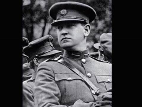 <p><b>Michael Collins:</b></p>    rlanda Bamszlk Sava'nn kahramandr ve ynettii gerilla savayla byk bir baar elde etmitir.    <p>Sava boyunca len asker ve sivil says, ayn dnemdeki savalarla kyaslandnda olduka dk grnse de jeopolitik gz nnde bulundurulunca rlanda'nn Michael Collins'in nderliindeki gerilla savan ynetimi dikkate deerdir.</p>