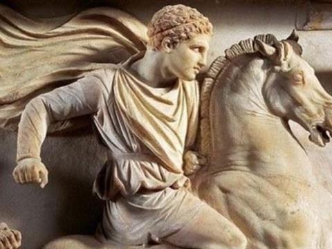 <p><b>Byk skender:</b></p>    Dneminin en gl otoritesi olan Pers mparatorluu'nu ykan ve  ktada gc bulunan kumandandr.    <p>Ar kalmayacak ve tehdit unsuru olan ordu askerlerine gre daha baarl stratejileriyle Yunan kentlerini birletirip Makedonya'ya hkmetmi, ardndan Anadolu'dan Hindistan'a dek geni toprak paralarn emri altna almtr.</p>     Byk skender'i "byk" klan ise yirmili yalarnda kral olmasna ramen yaklak on yl iine tm baarlarn sdrabilmi olmasdr.