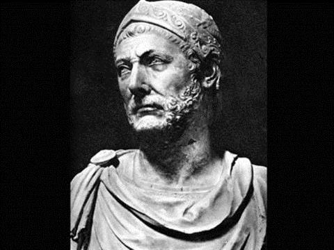 <p><b>Hannibal Barca:</b></p>    kinci Pn Sava bata olmak zere ynettii savalardaki stratejilerinden dolay en byk kumandanlardan biri olarak kabul edilmektedir.    <p>Ayrca anda oluturulan en byk ordulardan birine sahip olmu ve ordularyla uzun yryler gerekletirdikten sonra bile zaferler kazanmtr.</p>    En nemli zelliklerinden biri istihbarat alanndan verim salamay baarm olmasdr.