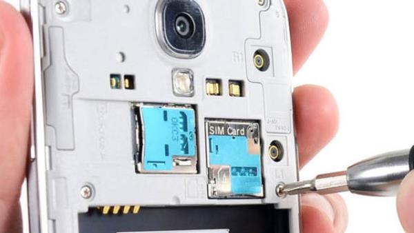 Bataryay pamuk ya da toz nleyici mendil ile temizledikten sonra, kart yuvas ve dier ayrnt blgeleri kulak p ya da kullanlmam di fras yardm ile temizleyebilirsiniz.