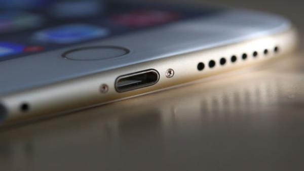 Bu blgeleri belirli aralklar ile kullanlmam bir di fras yardm ile yumuak bir ekilde temizleyebilirsiniz. Telefonunuzun kulaklk girii iin telefon ssleri, arj girii iin ise toz nleyici ayaklk kullanarak toz oluumunu en aza indirebilir