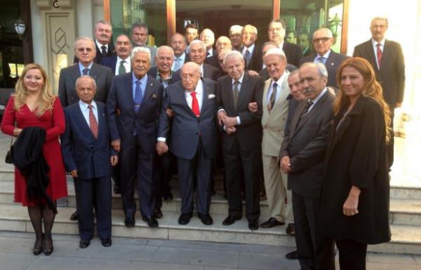 Dokuzuncu Cumhurbakan Sleyman Demirel'in adn tayan ve dn al yaplan 'Demokrasi ve Kalknma Mzesi'nde sergilenen fotoraf ve belgeler, Demirel'in 90 yllk yaamndan kesitler sunuyor. Trkiye'nin 'Baba' lakapl siyasetisi, bir dnemin 'Barajlar Kral' Sleyman Demirel adna, kardei evket Demirel tarafndan yaptrlan mzede, Demirel'in ocukluundan niversite yllarna, DS Genel Mdrl'nden siyaset sahnesine ilk kna, kurduu hkmetlerden seim mitinglerine, ei Nazmiye Demirel ile zel fotoraflarndan ankaya Kk'ndeki yllarna kadar uzanan pek ok fotoraf yer alyor.