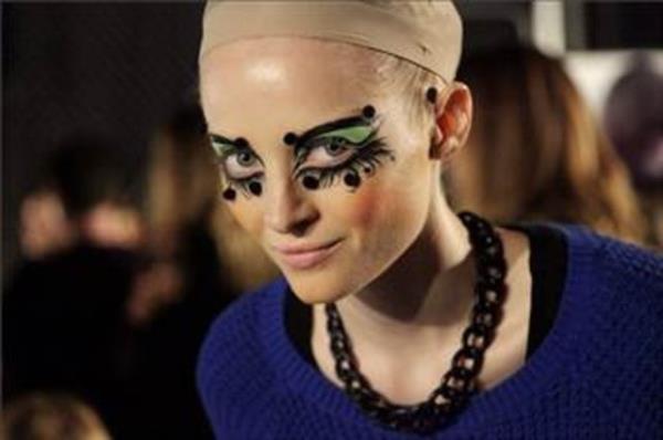 10- Avustralya  <br>stn zekal kii says 748 bin.</br>