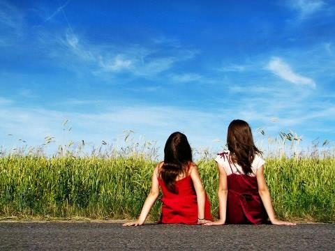 <p><b>1. " Sevilmediim zaman bir hiim "</b></p>  Bunun alm ok nemli. nk histerik kadnlarn tmnde bu sorunlu dnme biimi ar biimde hissediliyor ve hatta onlarn hayatlarn kapsyor. Bakalar tarafndan sevilmeyi bekleyen ve kendini sevmeyi bu duygu zerine kuran kadnlar, toplumun yapsndan dolay ounlukla aalandklar ve aile iinde ikinci plana atldklar iin sorun yayorlar ve ilgi ekebilmek iin her trl yola bavuruyorlar. Sevilmediim zaman bir hiim dncesi en tehlikeli dnce biimi. nk ncelikle bir insan herkesin sevmesi zaten mmkn deildir. Ve daha da nemlisi kendini sevmeyen insan zaten kimse sevmez. Bu byle dnen insanlar kmaza sokuyor. Bu tr insanlarn kendilerine deer vermeyi renmeleri gerekiyor.