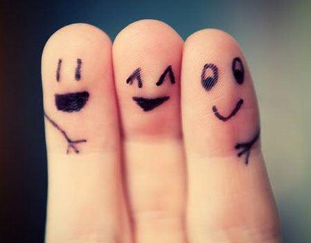 <p><b>2. " Bakalarn memnun etmek zorundaym."</b></p>  te en hatal dnme biimlerinden biri de bu ve Trkiye?de ok yaygn. Kendi isteklerini, beklentilerini bir kenara brakp evresindekiler iin yaayan, onlar memnun ederek mutlu olmaya abalayan o kadar ok insan var ki. Ve bu insanlar bir sre sonra tam bir doyumsuzluk iine giriyorlar. Bu doyumsuzluk onlar giderek mutsuzlatryor ve zaten bir sre sonra kimseyi mutlu edemez hale geliyor bu kiiler. nsan birilerini mutsuz etmemeli tabii ki ama birilerinin mutlu olmasn n plana alarak kendini geri planda tutmamal.