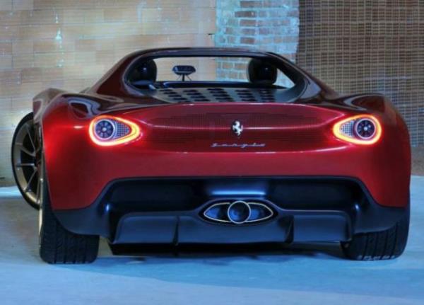 Cam olmad iin srcye uygulanan hava gc artacandan Ferrari Sergio'nun kap panelinin n tarafna iki adet kask yerletirilmitir.