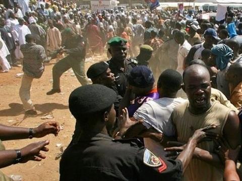 <p><b>Area Boys (Agberos):</b></p>    Nijeryann Lagos ehrinde, bir grup yeni yetme ve terk edilmi ocuun oluturduu bu ete gasp ve uyuturucu ileriyle bilinir.    <p>Listedeki dier eteler kadar gaddar ve iyi organize bir ete grnmnde olmasalar da, sebepsiz yere ortaya kan ve masum insanlarn da zarar grmesine sebep olan eylemler yaparak, halk korkutmaya devam ediyorlar.</p>