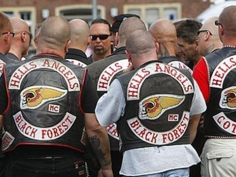 <p><b>Hells Angels:</b></p>    Dnya apnda bilinen en popler motorcu etesidir. Gaddarlklaryla n salan bu sert ocuklar birok mafya gruplar ve su rgtleriyle yasa d ibirlikleri de yapmtr.    <p>Ancak Hells Angels bu ekilde anlmak istememektedir. Onlarn savunduu tez, iddetin ve kanunsuzluun bir yaam miras olduu ve paray, yaam stillerini srdrmek iin bir ara olarak kullandklardr.</p>
