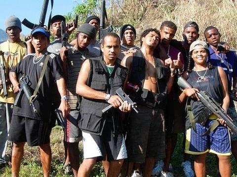 <p><b>Primera Comando da Capital (PCC):</b></p>    Sao Paolodaki btn hapishane sisteminin iinde olmakla beraber, Brezilyadaki varo mahallelerde bulunan bu ete, adam karma, hara kesme ve korkuyu yava yava yaatma yeteneiyle nl.    <p>2006 maysnda ete, btn Sao Paolo ehrini neredeyse bir hafta boyunca kuatma altna ald ve bu srada ete yeleri, polis memurlarn vahice ldrp, hkmet binalarn yakt.</p>