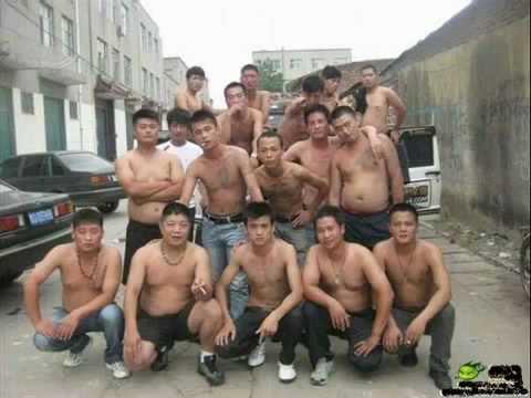 <p><b>Triads:</b></p>    2.5 milyondan fazla yesiyle dnyann en byk su rgtlerinden birisidir.    <p>Her kanadnn kendine ait gelenekleri ve uygulamalar olsa da, inli rgt bir btn olarak ok organize ve kanl bir ete olarak bilinir.</p>