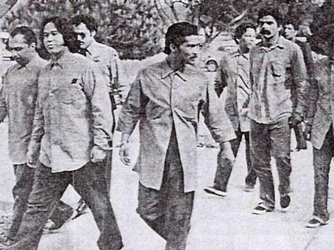 <p><b>La Nuestra Familia:</b></p>    Dnyann en byk Chicano mafyalarndan birisidir ve en byk dmanlar deerli hemehrileri olan Meksika Mafyasdr.    <p>Bir ayakkab hrszl olayyla kurulan etenin en byk zellii, sadakati n planda tutmasdr. Bir kiinin tam anlamyla ete yesi olabilmesi iin 2 yl beklemesi gerekir ve bir kere girdikten sonra geri dn yoktur.</p>