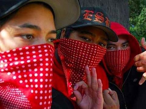 <p><b>Bloods:</b></p>    Krmz giyinmeleri ve en byk dmanlarnn Crips olmasyla bilinen bu ete, aslnda Crips etesinin iinde bir grup olarak kuruldu.    <p>Kendi etelerini kurmalaryla beraber saylar dmannn 3 katna kt ki bunun sebebi, bugn de devam eden iddetli eylemleriydi.</p>