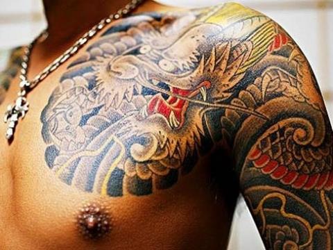 <p><b>Yakuza:</b></p>    n lke snrlarn aan, birok filme konu olan kkl Japon etesidir. ete yesi olmak isteyen herhangi bir kimse, ailesiyle btn balarn koparmak zorunda ve kendi etesinin patronuna ballk yemini etmelidir.    <p>Bat medyasnn Yakuzalarla ilgili yapt yaygn haber olan Yubitsume yani bir suu ya da hatan affettirmek iin sere parman kesme gelenei yaygn bir ekilde devam etmektedir.</p>    Ancak Japon Hkmeti bu algy ykmak iin birok nlem almtr. Bunlardan birisi de ngiliz izgi filmi olan 4 parmakl Postac Pate bir parmak daha ekleyerek ocuklarn korkmasn nlemek istemitir.