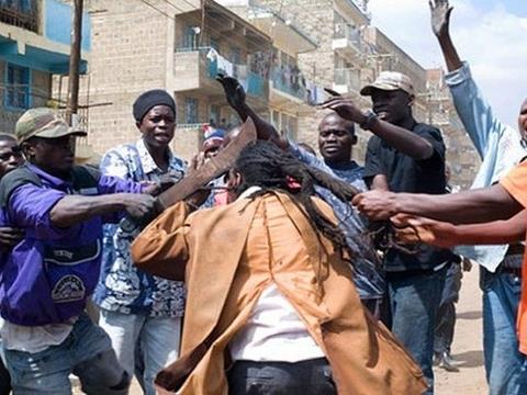 <p><b>The Mungiki:</b></p>    Nairobinin gecekondu mahallelerinde yapt iddetli eylemlerle tannan bu su rgtnn 100.000 yesi vardr.    <p>Eskiden ete yelerinin tannmak iin salarn rasta yapt ve kanla banyo yapt bilinmektedir. Son zamanlarda yaplan eylemlerde ise kafa kesme ve kadn snnetleri yapp ayn zamanda bu eylemlerin politikliini savundular.</p>    Dier etelerin kendilerini tanmlamak iin kullandklar giysi ya da dvme gibi imgeler yerine, Mungiki kendisini temsilen birka insann kafasn sopann ucuna takmay tercih ediyor.