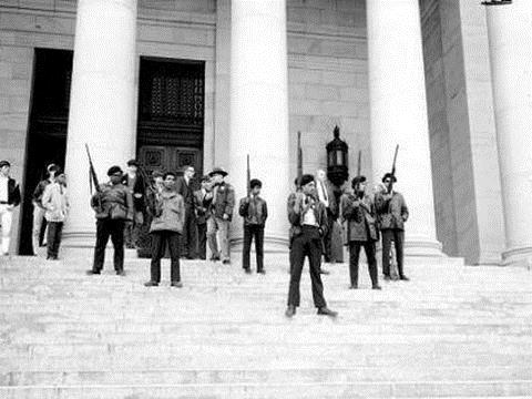 <p><b>Black Guerrilla Family:</b></p>    1966 ylnda kurulan ve fazlasyla politik olan bu etenin temel hedefi Amerikan Hkmetini devirmekti.    <p>Saysz mttefiki olan etenin (Crips, Bloods), bir o kadar da dman vard. (Aryan Brotherhood, The Mexican Mafia)</p>