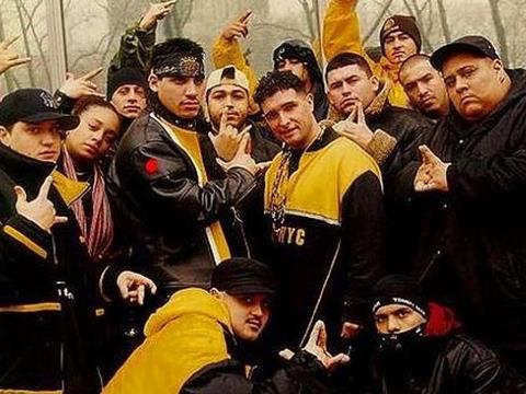 <p><b>Latin Kings:</b></p>    Genel kan, Latin Kingsin dnyadaki en organize Latin etesi olduu ynnde. Dier etelerden ayrlan belli bal zellikleri olan bu etenin, ok detayl bir anayasas bulunmaktadr.    <p>Bununla birlikte Marksizm, Konfiyanizm ve Hristiyan retilerinden de faydalanan ete, dier eteler kadar iddet ierikli deildir.</p>    Eitliin n planda olduu bu etede, kiralk katillik yaparak kazanlan paralar eit ekilde ete yelerine datlyor.