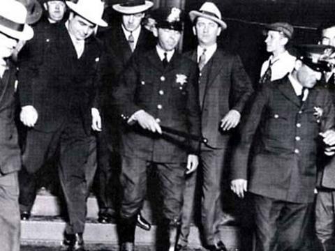 <p><b>Cosa Nostra:</b></p>    Yaygn bir biimde Amerikan mafyas olarak bilinen bu yksek profilli su rgtnn temelleri Sicilyaya dayanmaktadr.    <p>talyadan Amerikaya balayan g dalgas srasnda, etenin de temelleri atlmtr. Medya tarafndan mafya olarak lanse edilmelerine ramen onlar kendilerine Cosa Nostra demitir ki talyancada bizim dncemiz anlamna gelir.</p>    ete ierisinde ok sert ve acmasz kurallar vardr. Eer bir ete yesi kurallar inerse, cezas lmdr ve bu lm yaknlar tarafndan gerekletirilir.