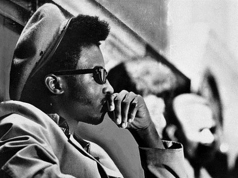 <p><b>Almighty Black P. Stone Nation:</b></p>    Ar slami etkiler tayan Chicago sokak etesidir. Lideri Abdullah Malik -asl ismi Jeff Fort-, Muammer Kaddafi ile eitli vesilelerle tanm ve yakn ilikileri vard.    <p>iddet ierikli bir ete olmamalarna ramen FBI tarafndan yakn takibe alnm etelerden birisiydi.</p>