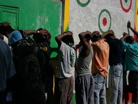 <p><b>Jamacian Posse:</b></p>    Yksek gte saldr tfekleri kullanmasyla tannmasnn yan sra rgt, ada hkmetiyle de gl balantlara sahip ve t, kasap ba, vakumlu sprge gibi eyler kullanarak ritellemi ldrme vakalaryla byk korku salyor.