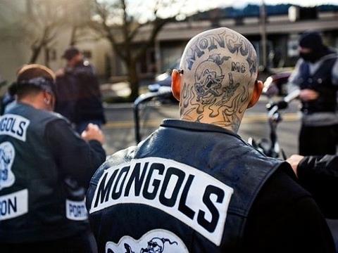 <p><b>Mongols:</b></p>    Yap ve felsefe olarak Hells Angelsa benzeyen ete, meslektalarnn popler yaplarna tepki olarak ortaya ktlar. artc olmayan bir biimde Hells Angels ile dmanlar ve bu dmanlk iddetli atmalara sahne oluyor.