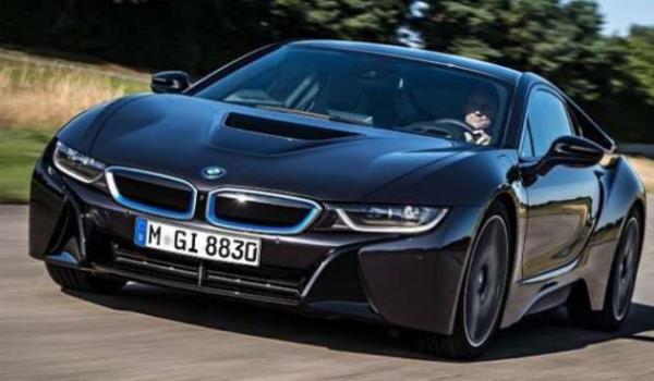 <p>BMW i8</p>    1.5 litre silindir hacimli 231 beygir gcndeki BMW TwinPower Turbo benzinli motoru ve 131 beygir gcndeki elektrikli motora sahip olarak yollara kacak seri retim BMW i8, 0-100 km/s hzlanmasn ise 4.5 saniyenin altnda gerekletiriyor. BMW i8, ayn zamanda  silindirli benzinli motorla glendirilen ilk seri retim BMW modeli olmasyla da n plana kyor.