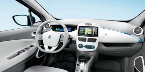 60'n zerinde yeni teknolojik patent sahibi ZOE, ayn zamanda da "dnyada ilk"leri gerekletiren bir otomobil. Bunlardan en nemlisi Cameleon arj Sistemi. Patenti Renault'a ait olan bu yeni nesil arj sistemi 43 kW'ye kadar ister tek, ister  fazl olsun tm g seviyelerine uyum salyor. ZOE, 43 kW'de pilinin maksimum kapasitesinin yzde 80'inin 30 dakikada arj edebiliyor. 5 TL'lik arjla 150 kilometreye yol yapyor.