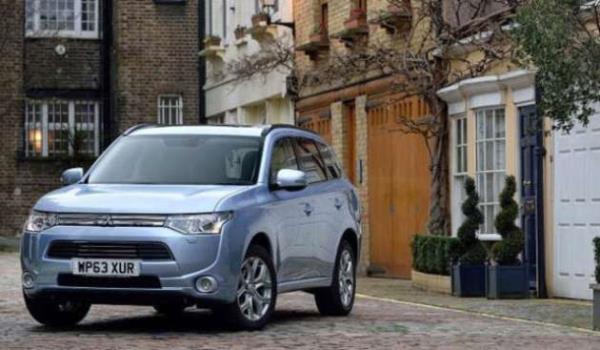 <p>Mitsubishi Outlander PHEV </p>    Hem elektrikli hem de benzinli motor ile donatlan Outlander PHEV'de 2.0 lt. benzinli motor, 12 kWh lityum-iyon batarya, 70 kW jeneratr, n ve arka tarafnda 60 kW'lk iki elektrik motoru bulunuyor. Yeni plug-in hibrit Outlander PHEV'in 44 g/km karbon salm ve 800 km'den fazla menzil almas hedeflendi. Yakt tketimi 1.9 lt/100 km ile de olduka iddial.