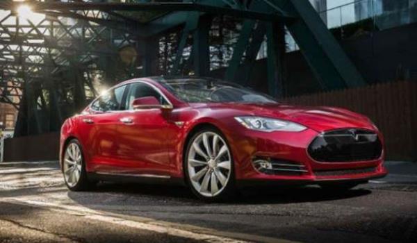 <p>Tesla Model S</p>    Tesla Model S, 209 kilometre son srate sahip. 100 km/s hza 6 saniye civarnda ulaabilen otomobilin baz modeli 257 kilometre menzile sahip Lityum iyon pil ile sata sunulacak. Otomobilde opsiyonel olarak 354 ve 483 kilometre menzile sahip iki farkl pil modelinin hazrlanmasna ise devam ediliyor.