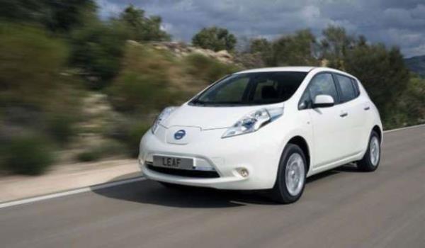 <p>Nissan Leaf </p>    Nissan LEAF gcn aracn nnde yer alan ve n tekerlekleri hareket ettiren kompakt bir elektrikli motordan alyor. Dalgal akml motor 80 kW g retirken 280 Nm'lik bir tork ortaya karyor ki bu da arac en fazla 145 km/h hza ulatrmaya yetiyor. Sz konusu elektrikli motorun gcyse Nissan'n gelitirmi olduu ve 90 kW'n zerinde bir k gc salayan katmanl lityum-iyon pilden geliyor. Otomobilin menzili iki arj arasnda 175 km'yi ayor ki bu da ehir iinde otomobil kullanan birok insan iin Nissan Leaf'i olduka pratik bir seenek olarak konumlandryor.
