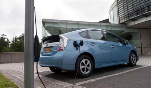 <p>Toyota Prius</p>    Toyota, 5 milyon 200 bini aan hibrit ve ok daha az yakt tketen otomobil satyla karbondioksit salmnda yaklak 35 milyon tonluk bir azalma salad. Toyota 2015 yl sonunda 21 yeni ya da iyiletirilmi hibrit modeli ile birlikte hidrojen yakt hcreli otomobilini de piyasaya sunmaya hazrlanyor