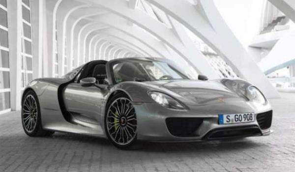 <p>Porsche 918 Spyder</p>    918 Spyder, 8700 d/dk'da 608 HP g reten iten yanmal benzinli bir motor ile 286 HP'lik elektrik motorlaryla toplam 887 HP'ye ulayor. 1280 Nm'ye kadar ykselebilen torkuyla dikkat eken otomobil, ift kavramal yedi ileri otomatik anzmana sahip. 0-100 km/s hzlanmasn 2.8 sn'de, 0-200 km/s hzlanmasn ise 7.7 sn'de tamamlayan otomobilin 300 km/s'ye ulamas iin ise 22.0 saniye yetiyor. 345 km/s maksimum hzna ramen ortalama yakt tketiminin ise 3.0-3.3 lt arasnda deiiyor oluu Alman mhendisliine bir kez daha apka kartma gerekliliini douruyor.