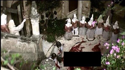 <p><b>3. Fotoraf bile rahatsz eden tarikat treni </b></p>    talya'da garip bir tarikatn treni. Fotoraf bir baskn srasnda m ekilmi, yoksa treni izlemeye gelen birisi mi ekmi, bilinmiyor. Fakat yerde kan revan iinde bedenler olduunu grmek mmkn.