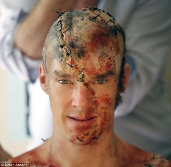 Benedict Cumberbatch?n Frankenstein'n canavarna dnmek iin geirdii makyaj evresinin kamera arkas fotoraflar gn yzne kt.